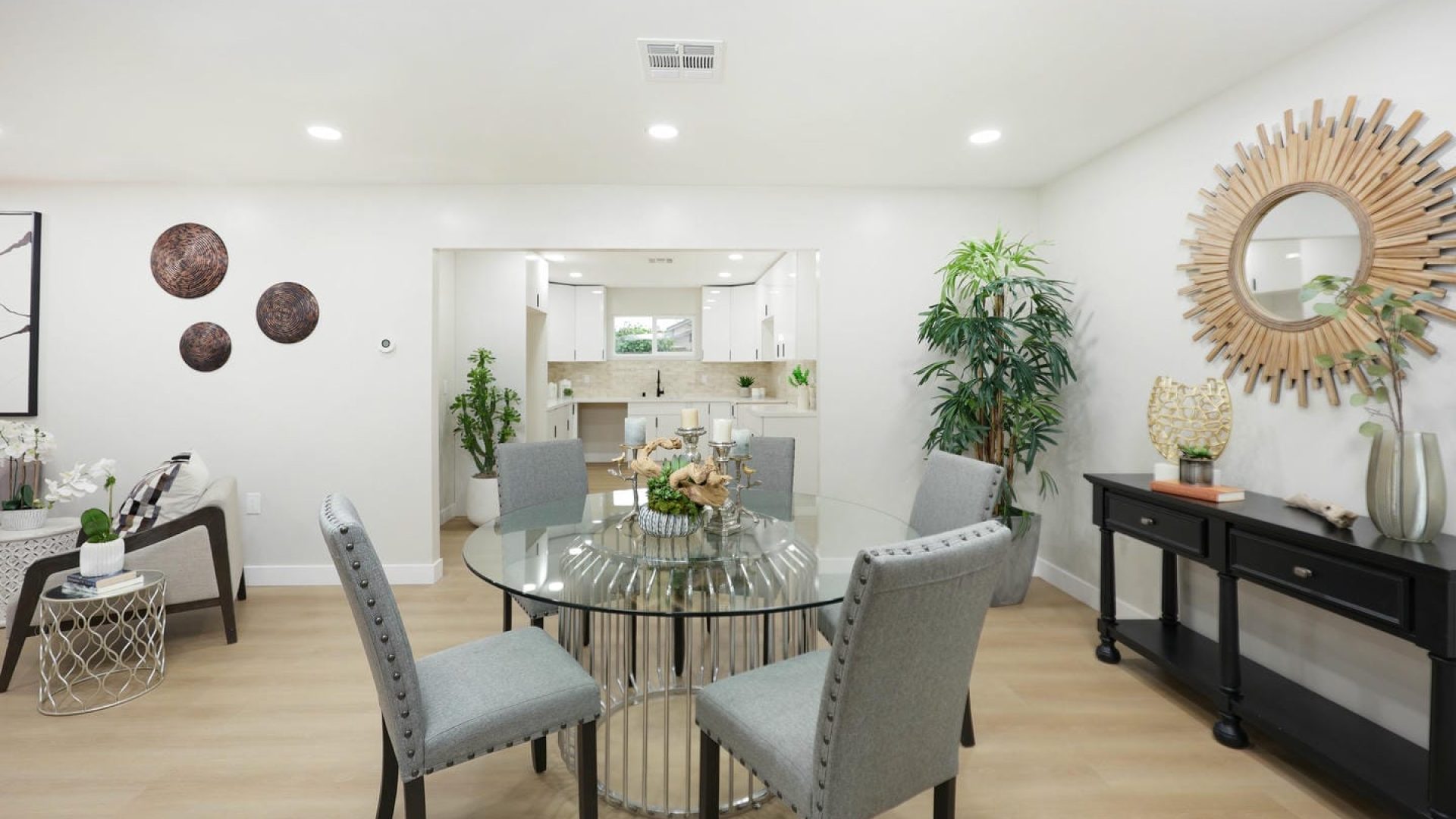 Familyroomanddining(3)